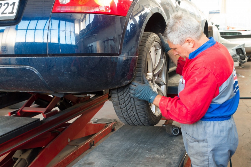 vente-LA ROQUE EN PROVENCE-min_auto_repair_repair_lift_auto_mechanic_work_clothes_master_professional_man_of_the_fold-685629